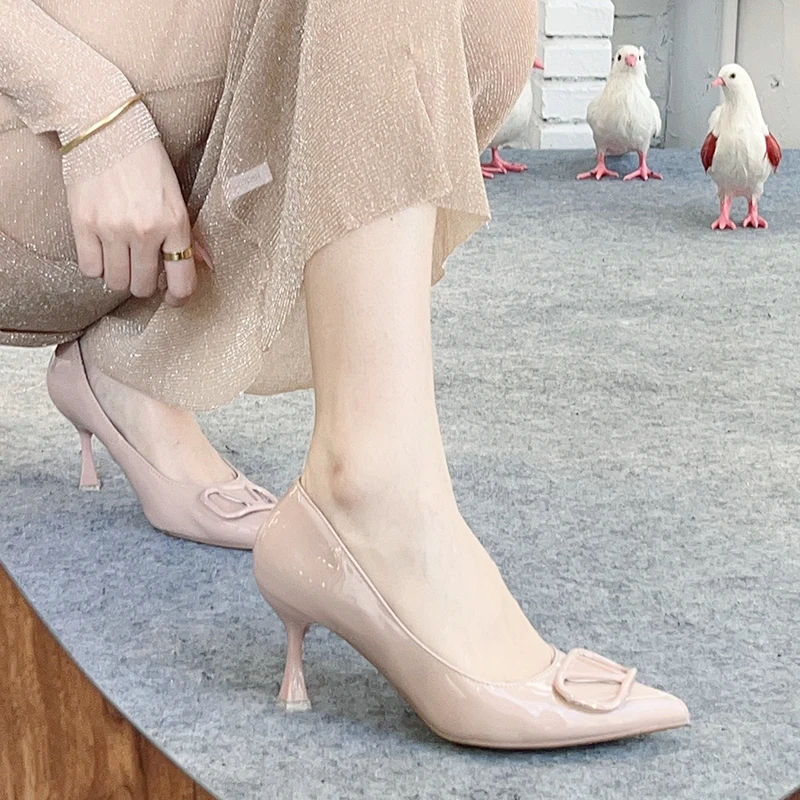 裸色高跟鞋女尖头2025年新款气质白色春秋季漆皮黑色单鞋细跟冬季