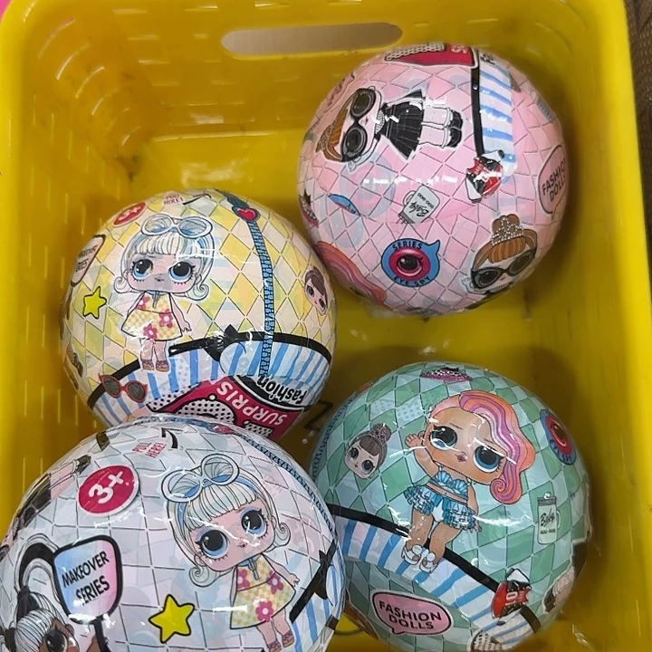 小女孩玩具球发一个