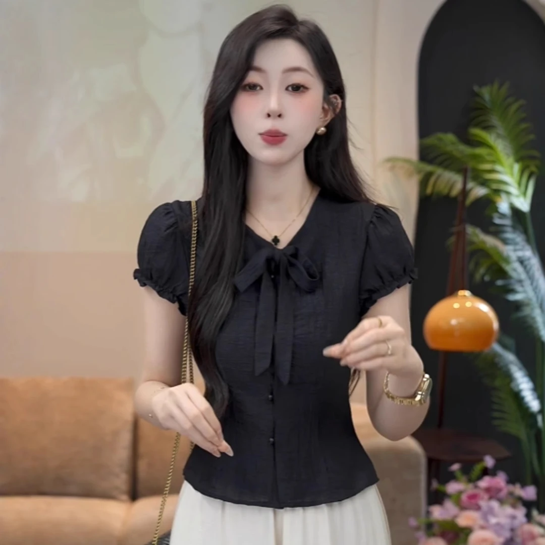 法式气质短袖衬衫女夏2025新款收腰设计感绑带泡泡袖V领黑色上衣