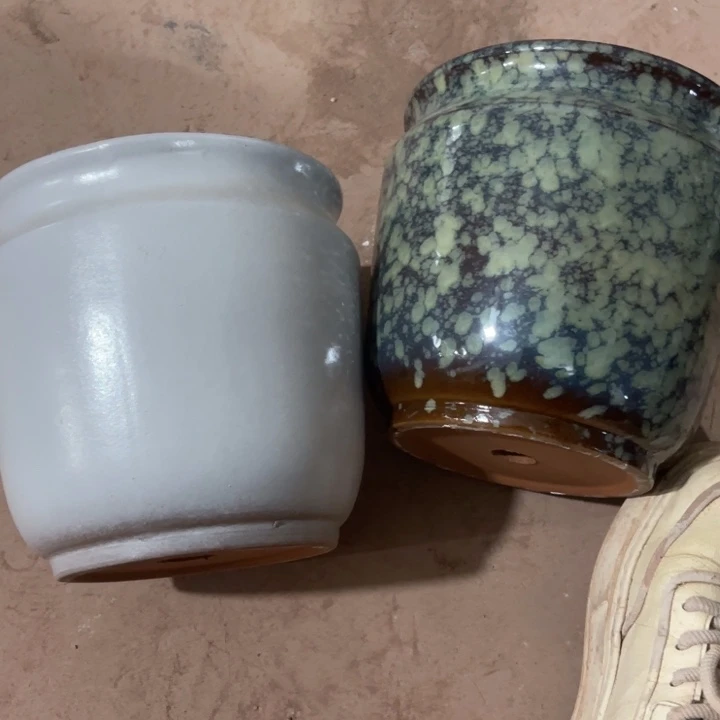 红泥花盆口径20高度20两只瑕疵