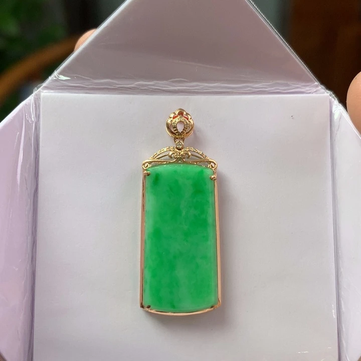 翡翠18K金镶嵌颈饰翡翠吊坠