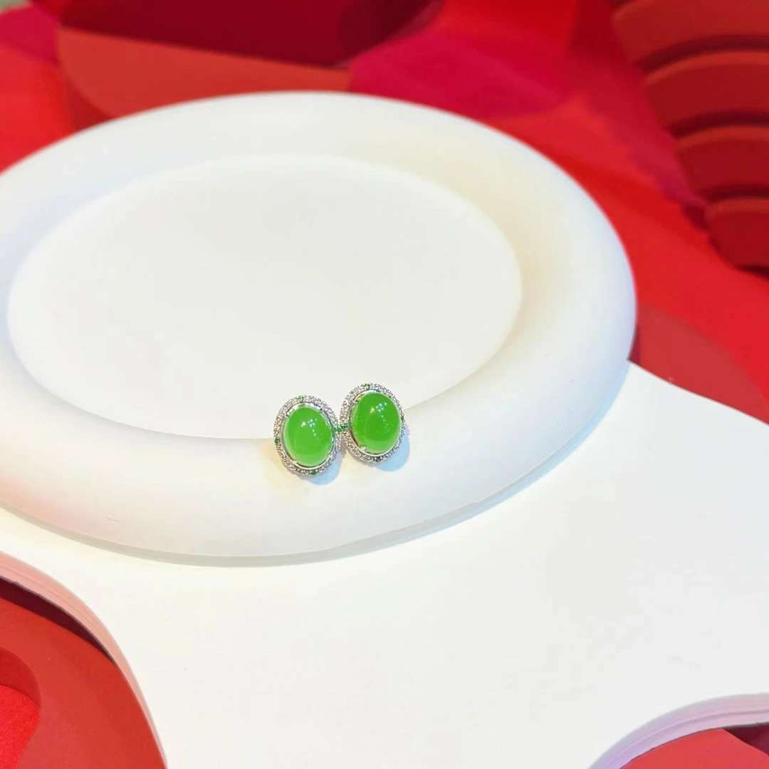 【红娘子】18K金镶嵌8*10mm和田玉苹果绿旦面耳针HNZ9521