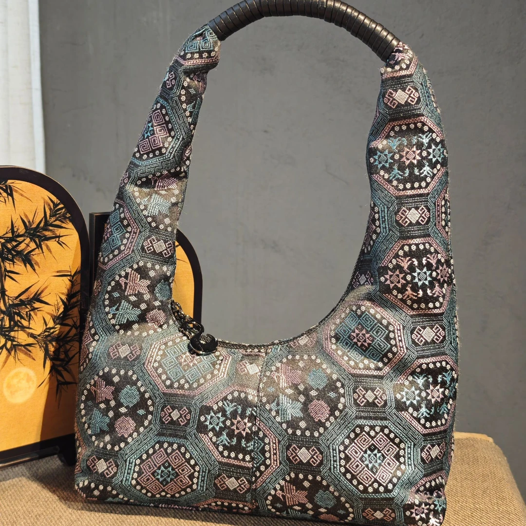 谭湘光 | 广西非遗壮锦2025年新款壮锦黑底蟒龙纹包民族风个性