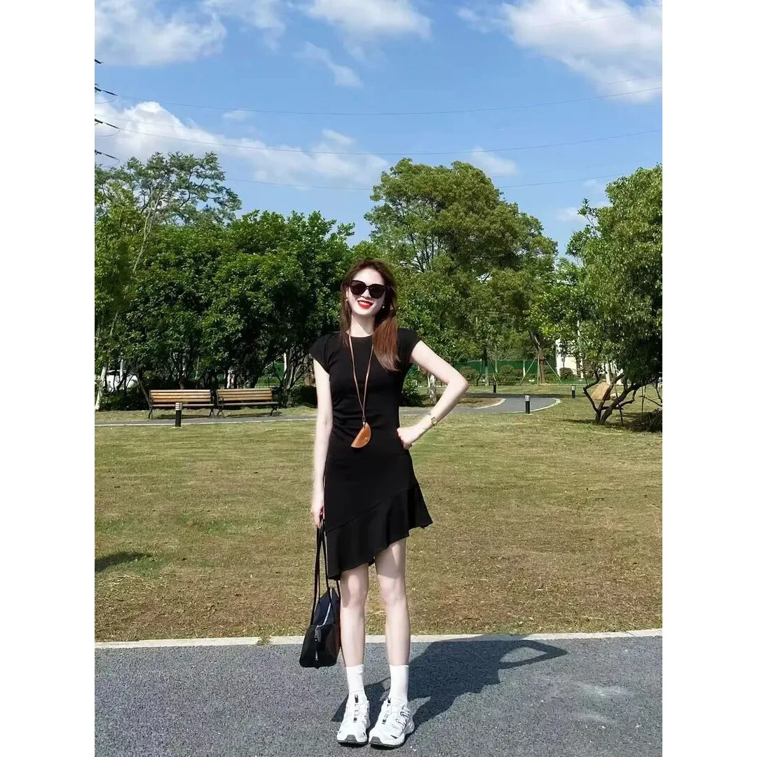 2025秋夏新款法式气质高级感小个子通勤黑色不对称褶皱圆领连衣裙