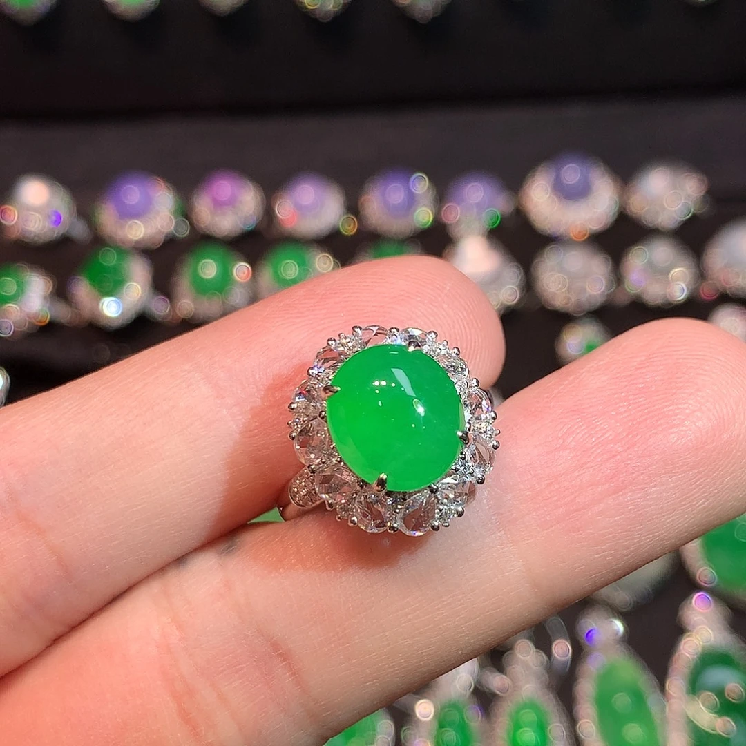 翡翠18K金镶嵌戒指高冰阳绿蛋面戒指