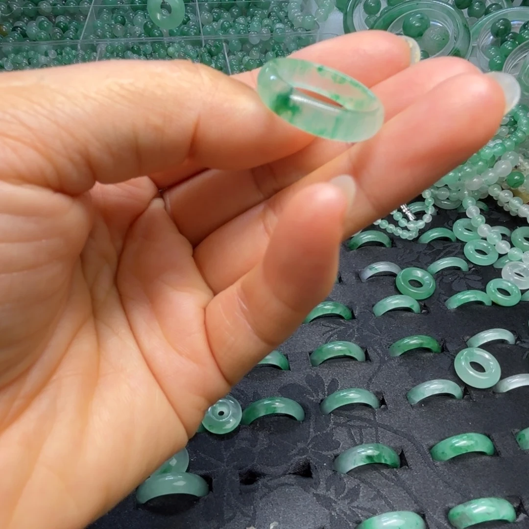 石英质玉（非洲翠）未镶嵌散珠飘花戒指圈口15