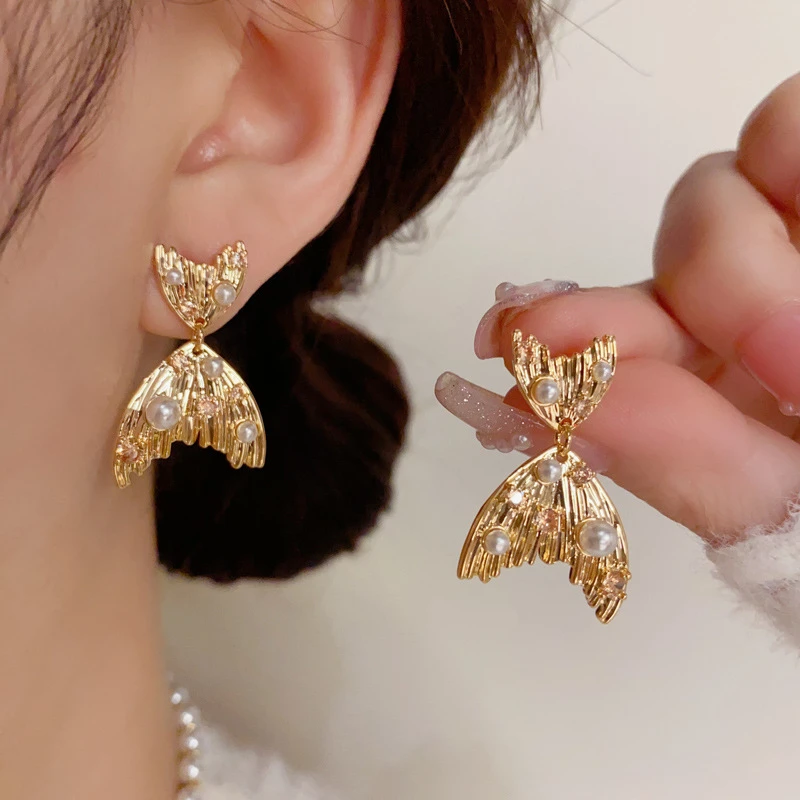 铜合金仿珍珠耳饰 法式轻奢气质高级感冷淡风镶钻鱼尾耳钉s925针