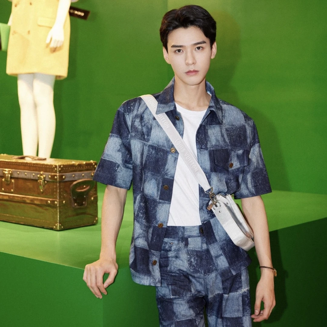 95新 LouisVuitton/路易威登 8016/短袖衬衫/S码/98新/轻微污渍