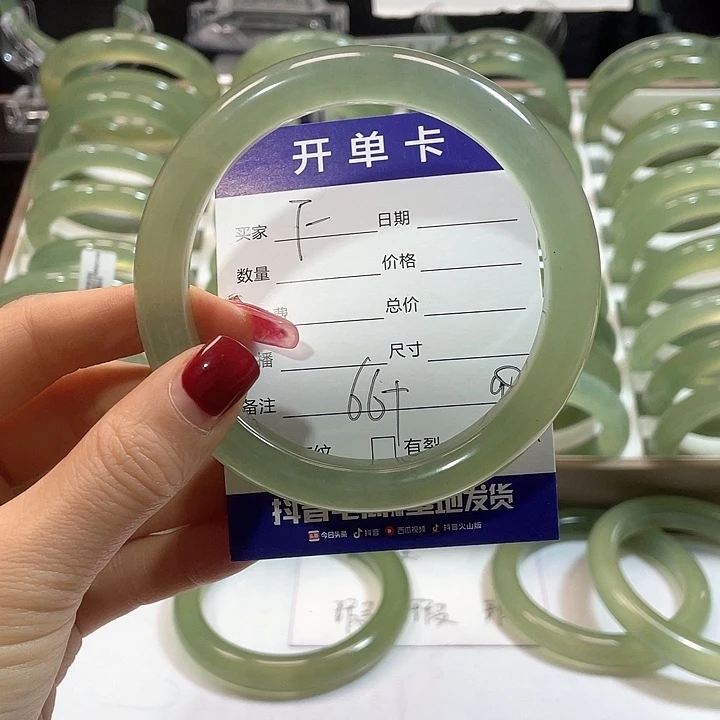 蛇纹石玉手镯未镶嵌M****?