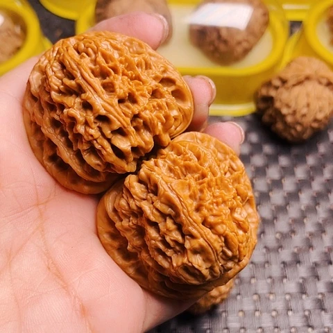 发****呆文玩核桃南疆石一对