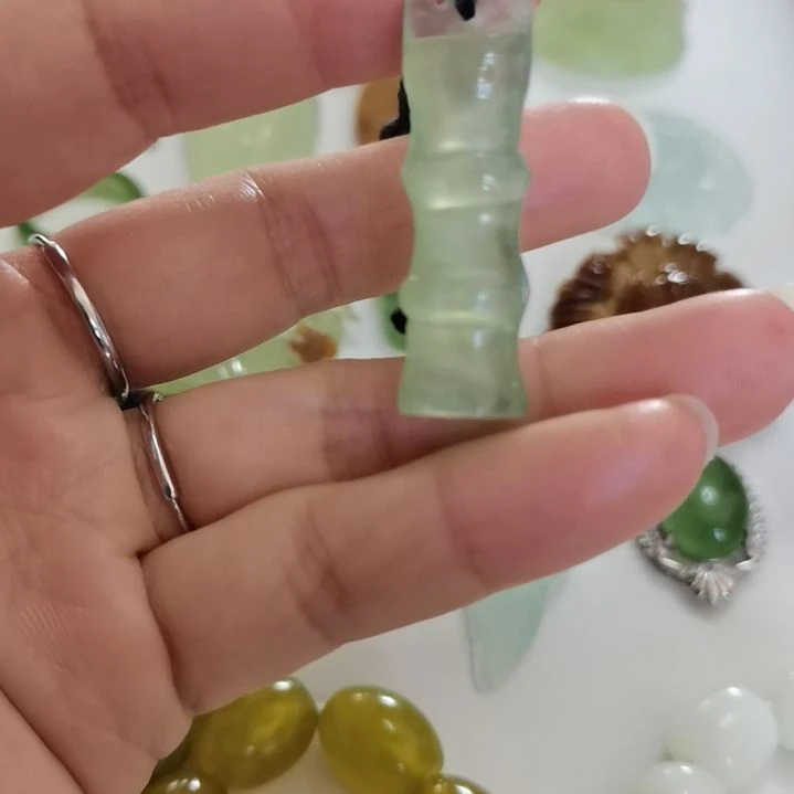 未镶嵌蛇纹石玉吊坠