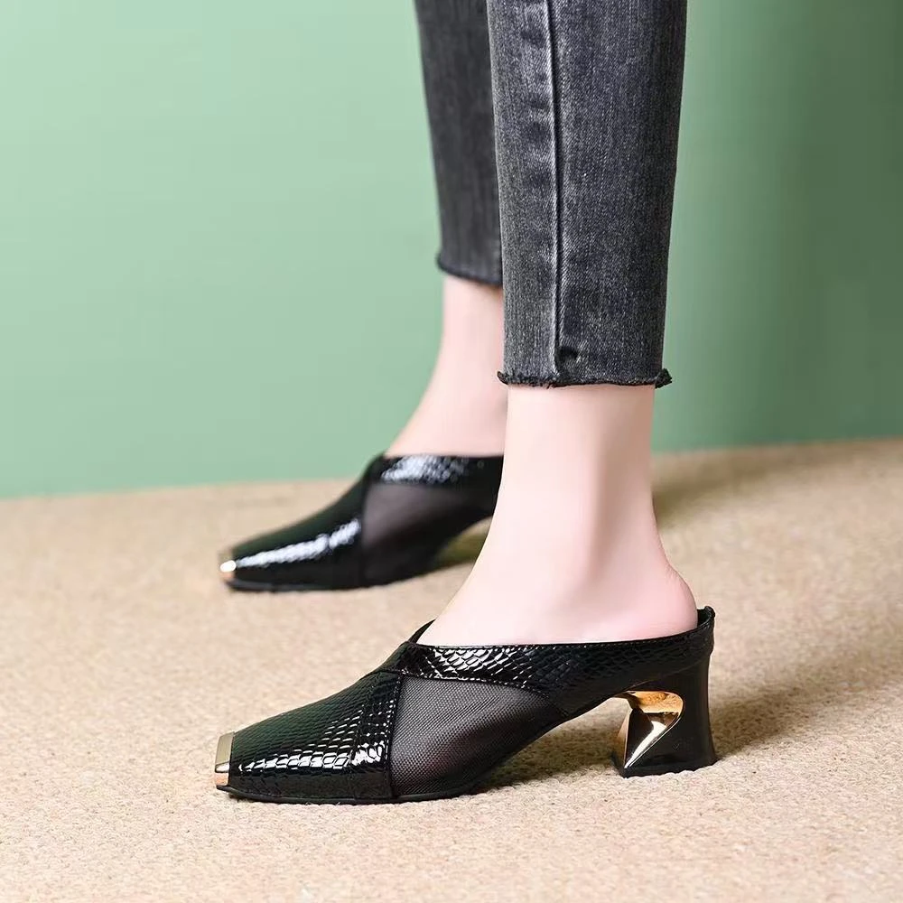 粗跟凉拖鞋女2025夏季新款方头漆皮舒适百搭高跟包头凉拖通勤女鞋