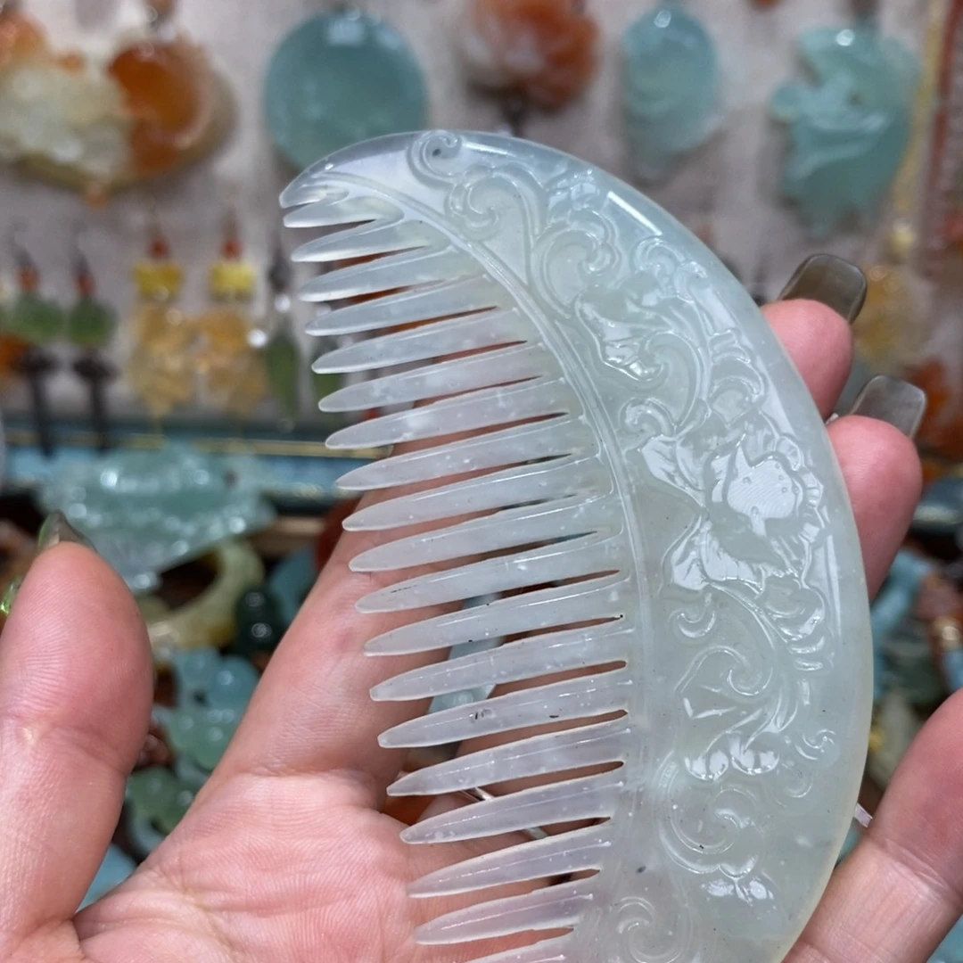 如***.蛇纹石玉未镶嵌颈饰玉梳