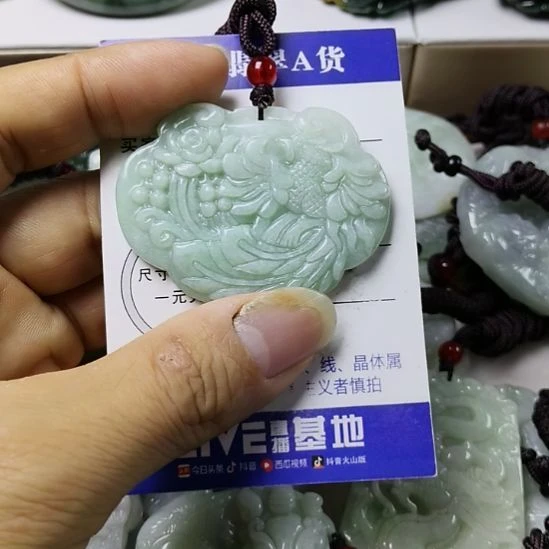 翡翠未镶嵌颈饰挂件