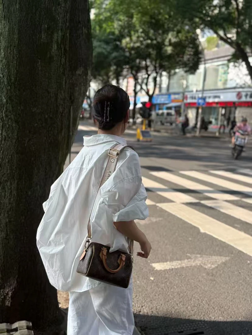 丨V时尚潮流女士包包斜挎百搭单肩休闲小众复古肩包（顺丰包邮）