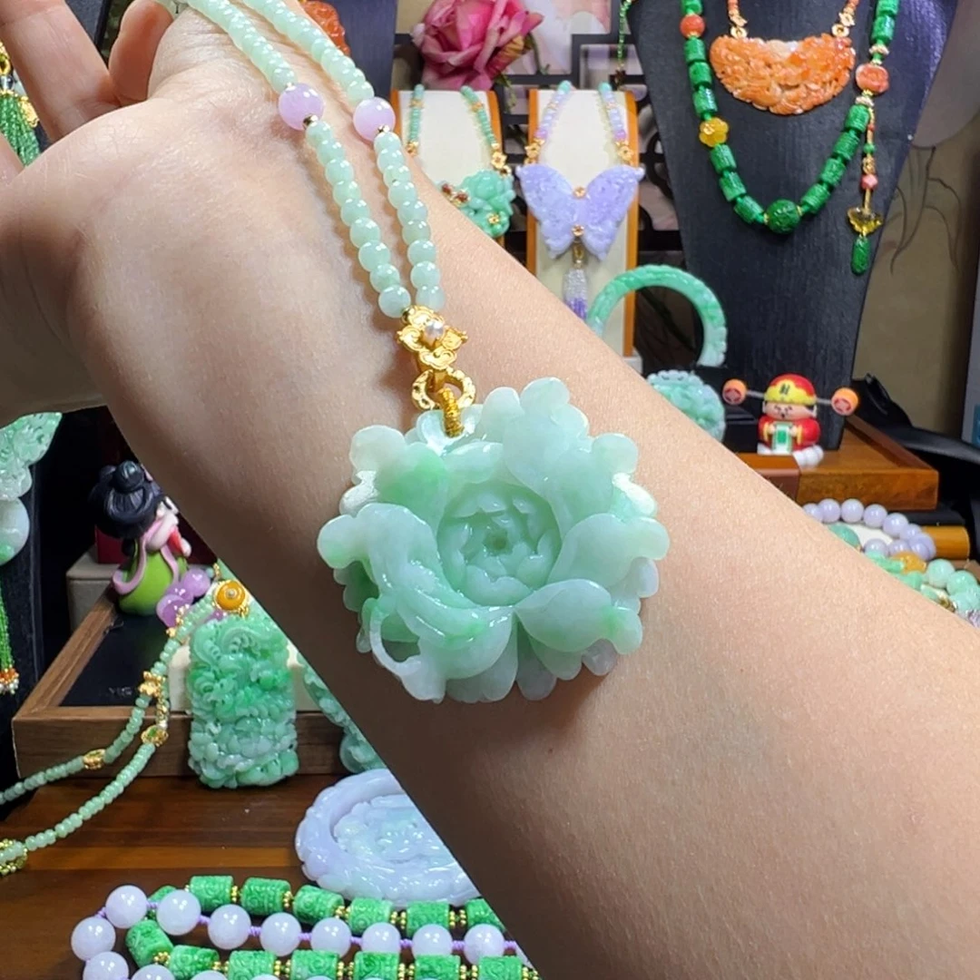 翡翠未镶嵌吊坠(赠链)冰绿