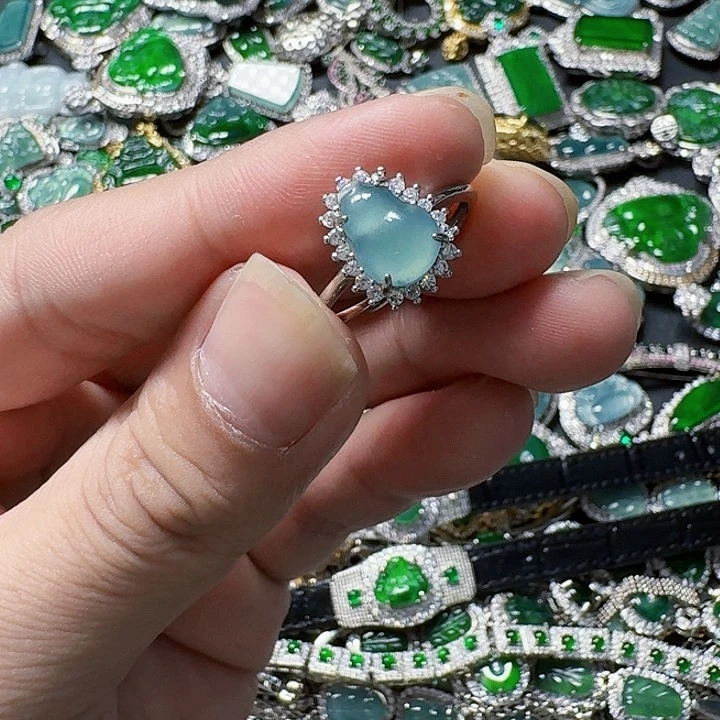 翡翠颈饰未镶嵌天然Ａ货翡翠放漏