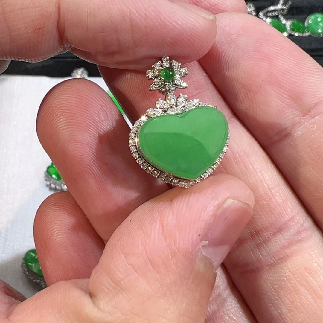 【闪购商品】翡翠吊坠(不含链)18K金镶嵌