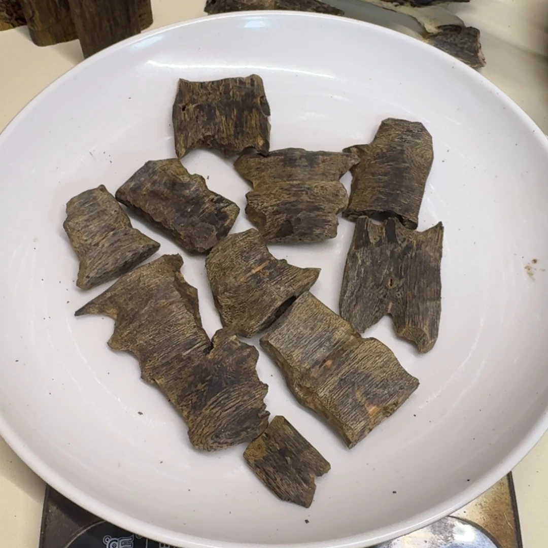 沉香碎屑沉香红骨凹身高油块料51克
