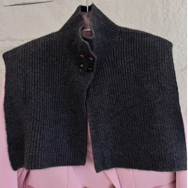 2025秋冬百搭款羊毛混纺琥珀扣高领披肩