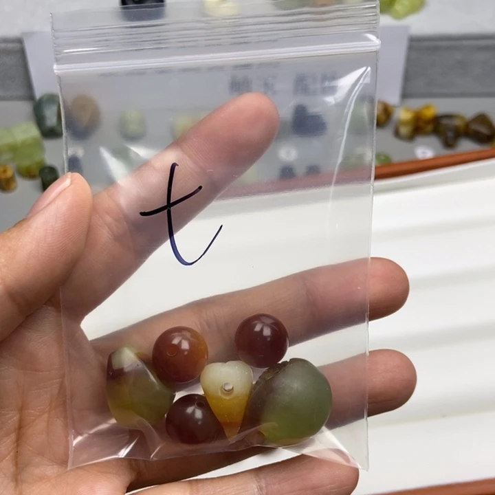 蛇纹石玉未镶嵌颈饰t****g