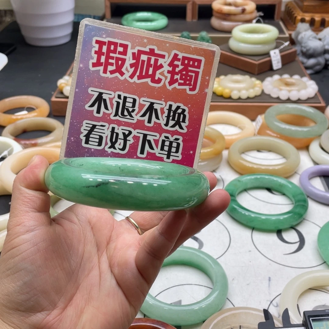 噜****石英岩玉未镶嵌手镯