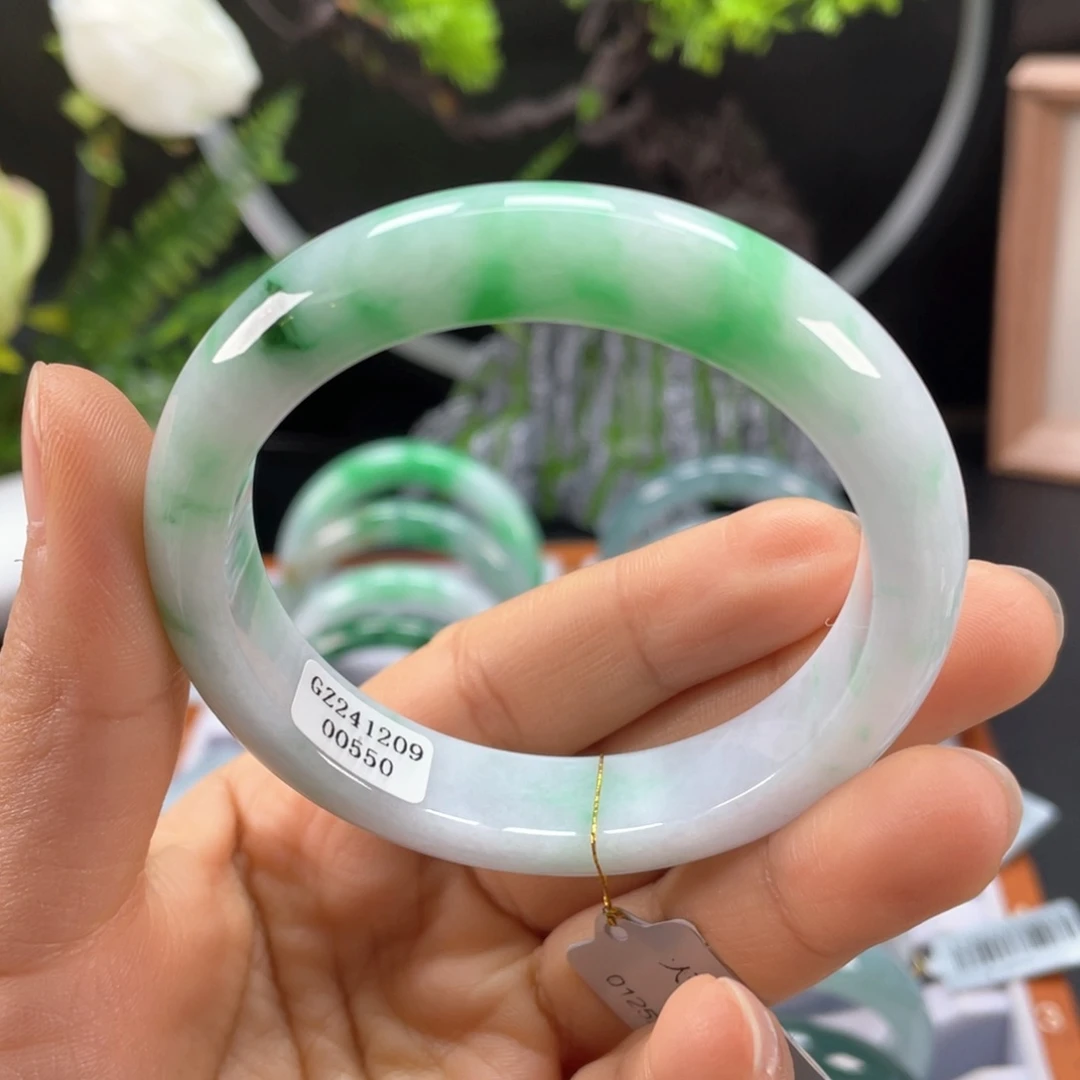 翡翠手镯未镶嵌白底青