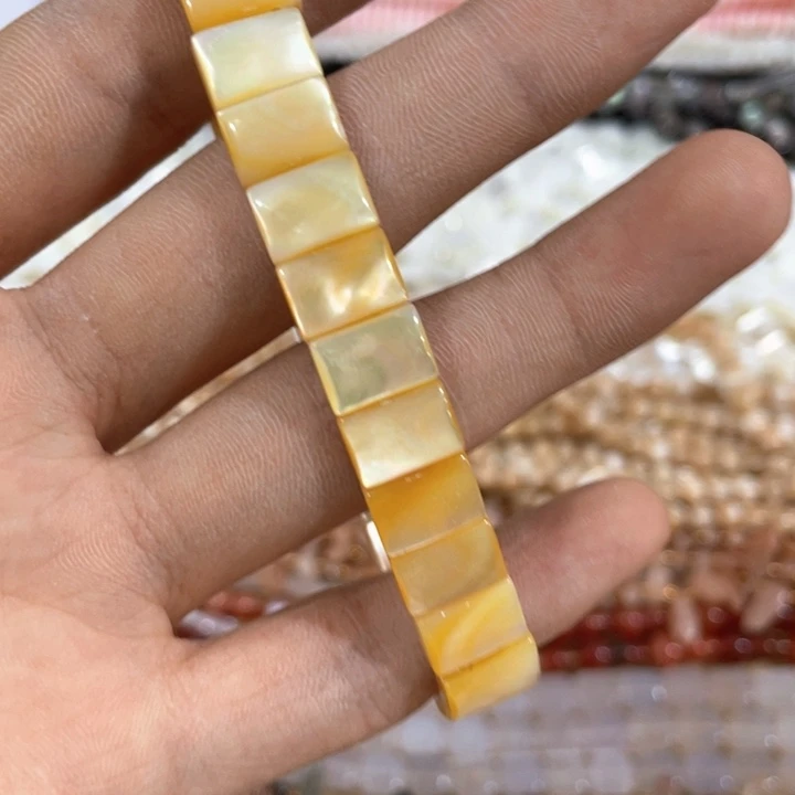 一条天然黄金贝手牌