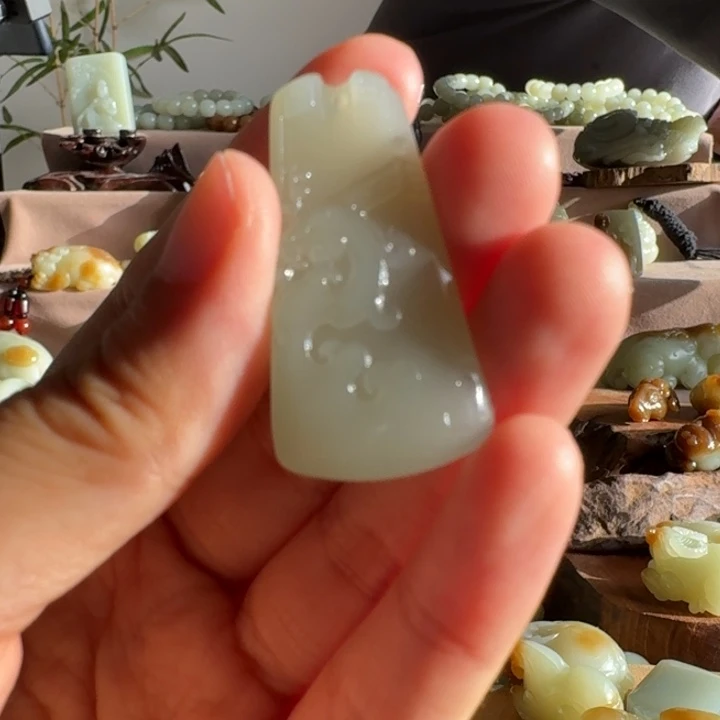 颈饰未镶嵌和田玉（糖玉）