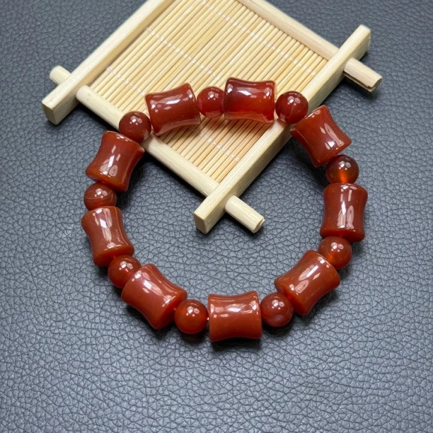 天然牛血红竹节桶珠玉石手串 85