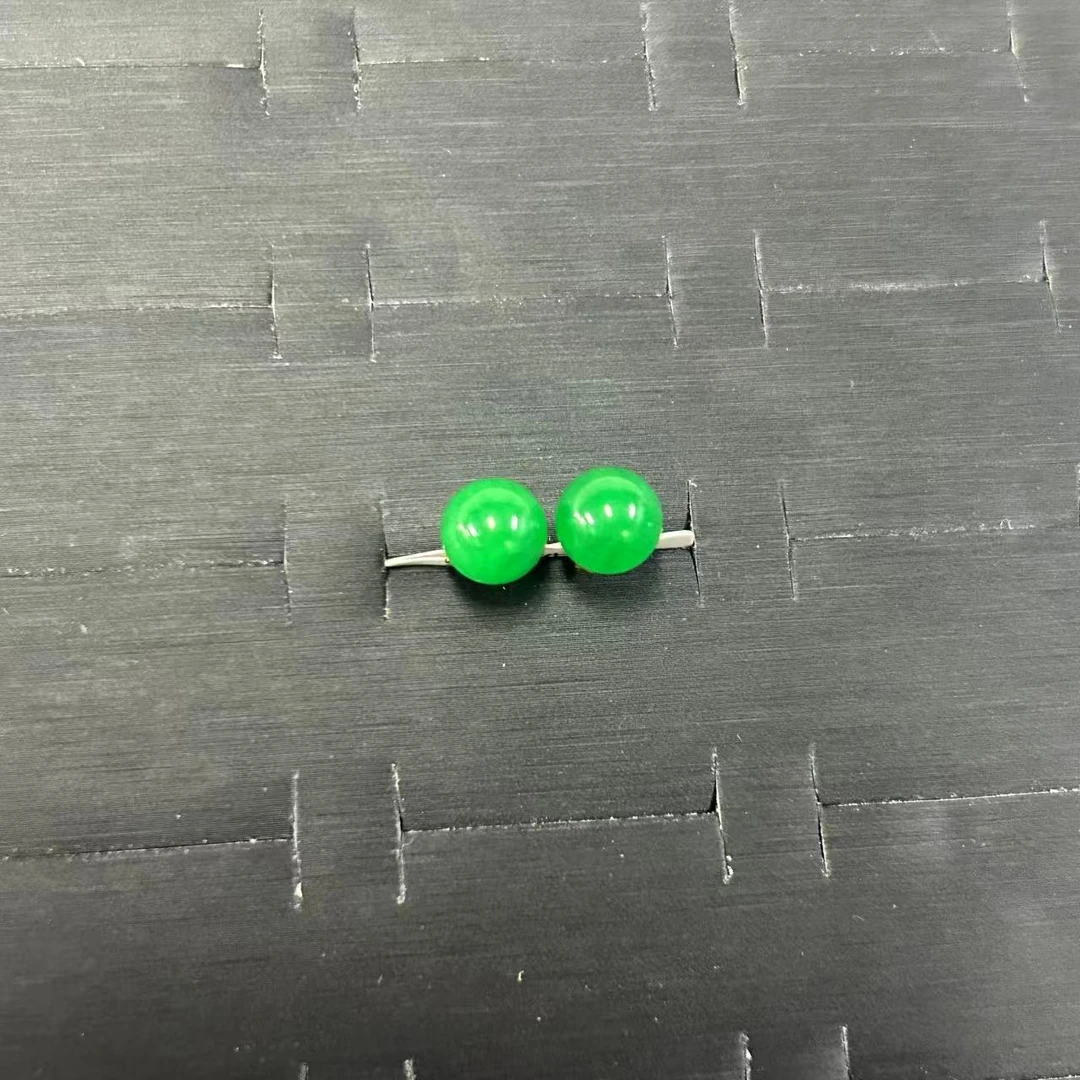 绿翠色圆珠玉石耳饰