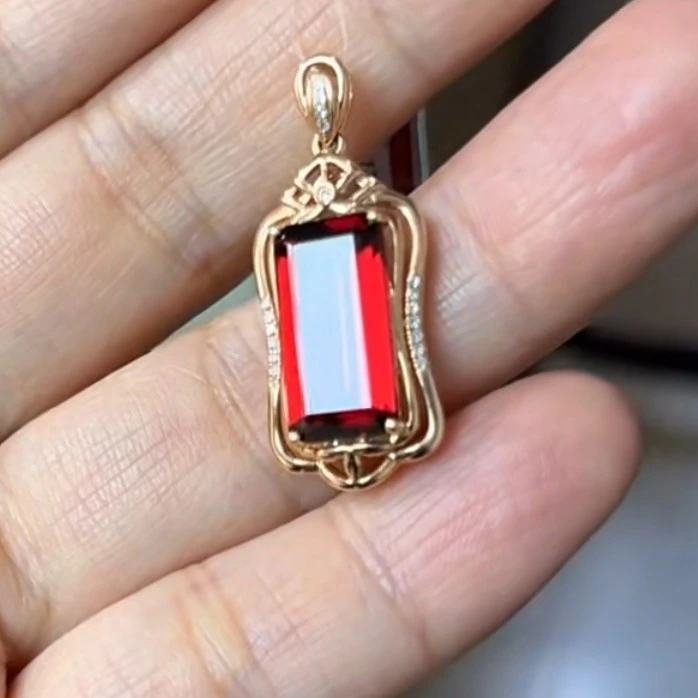 18k玫瑰金镶嵌石榴石颈饰4000