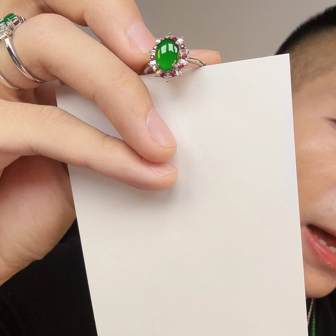 翡翠未镶嵌颈饰一件