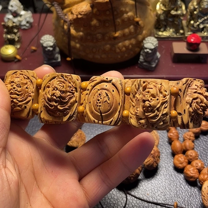 大桃核雕刻钟馗手牌