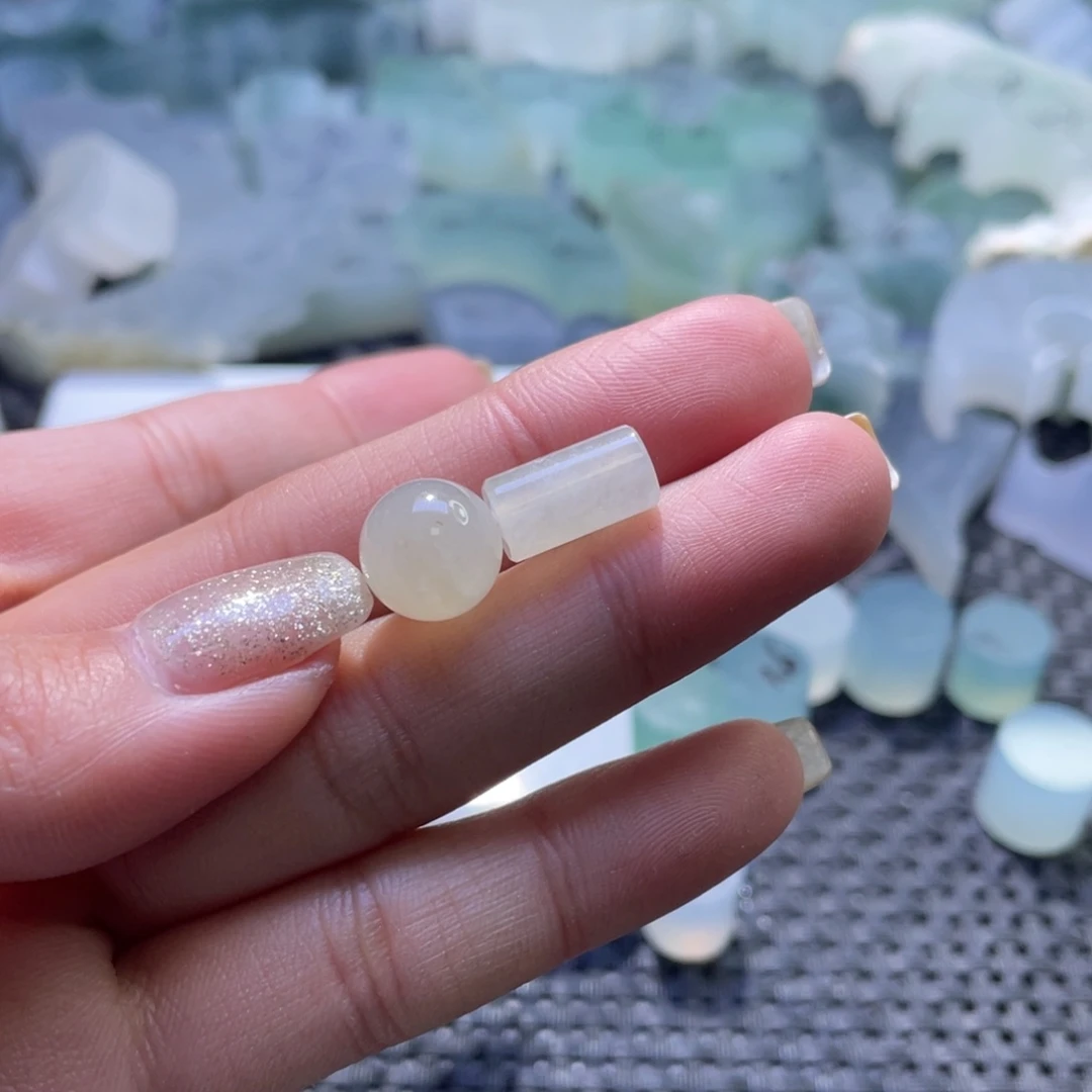 翡翠颈饰未镶嵌?**?翡翠