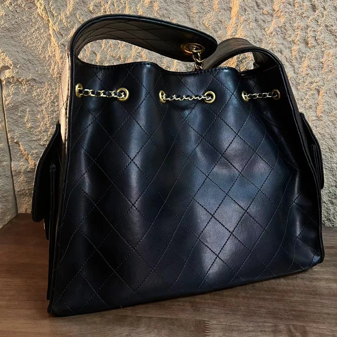 YNPO24年秋冬新款真皮重工女包金币大水桶黑色