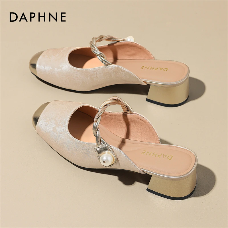 达芙妮新款国风米色法式一字半拖25夏季仙女风包头时尚粗跟凉拖鞋