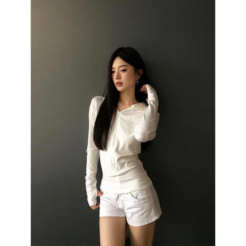 韩系复古白色简约连帽防晒罩衫女夏季设计感休闲气质百搭短裤套装