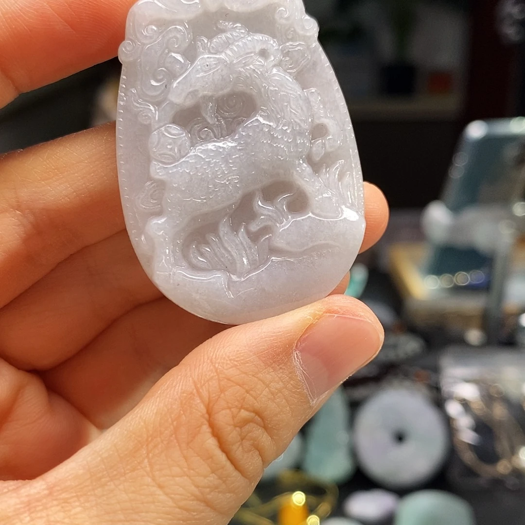 翡翠未镶嵌颈饰羊