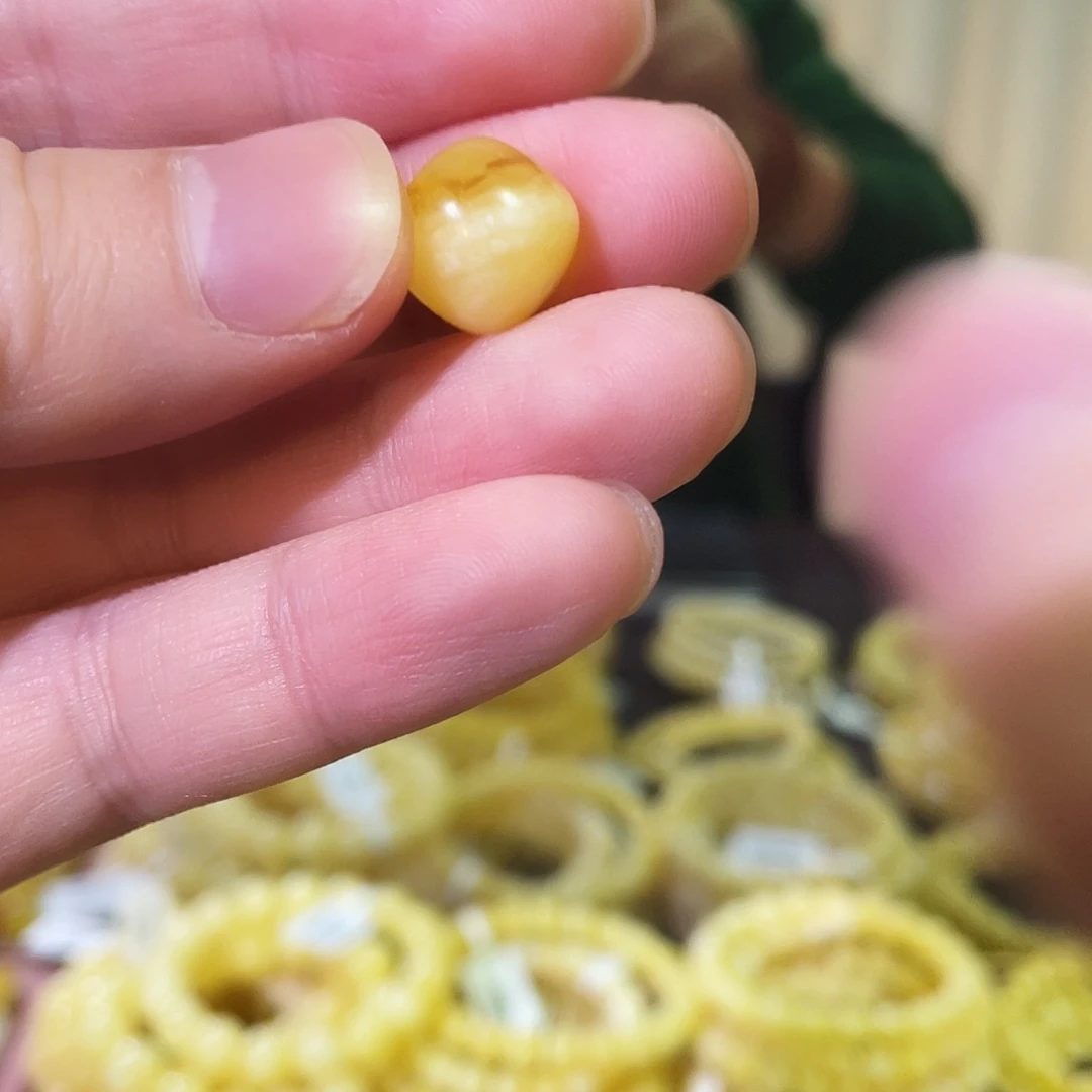 木***魁琥珀未镶嵌手链0.9g