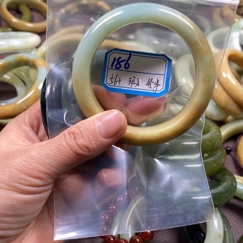 蛇纹石玉手镯未镶嵌