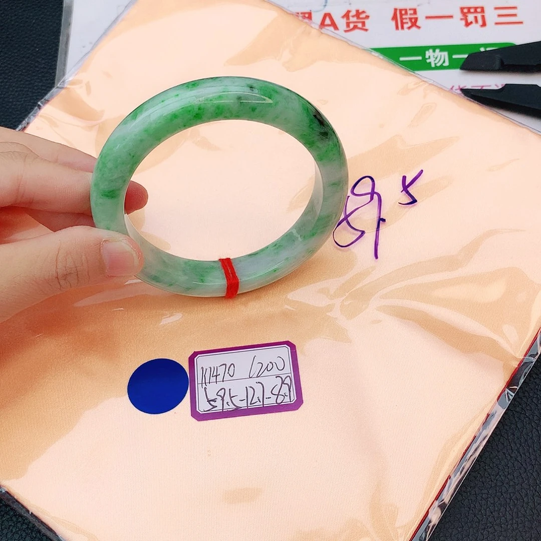 翡翠手镯未镶嵌翡翠