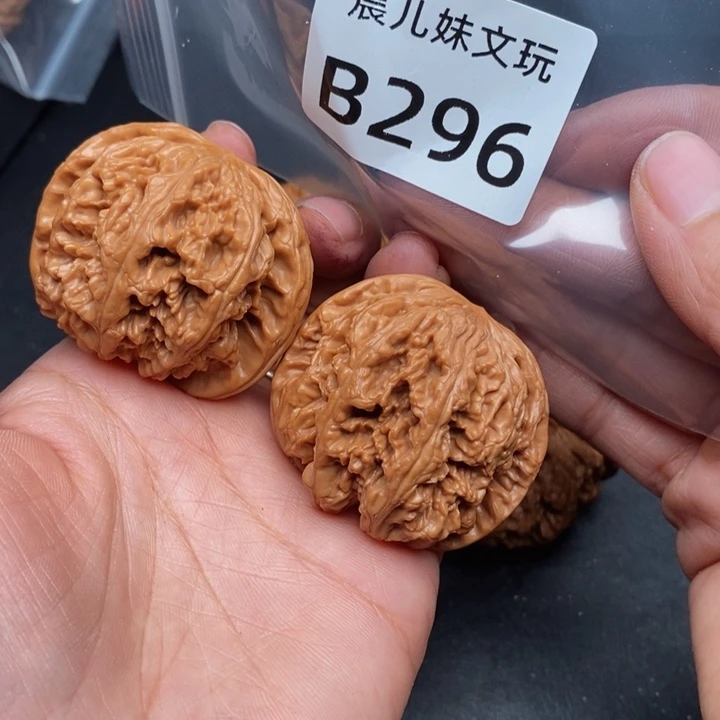 萧***浔吊坠桃核B296粗筋