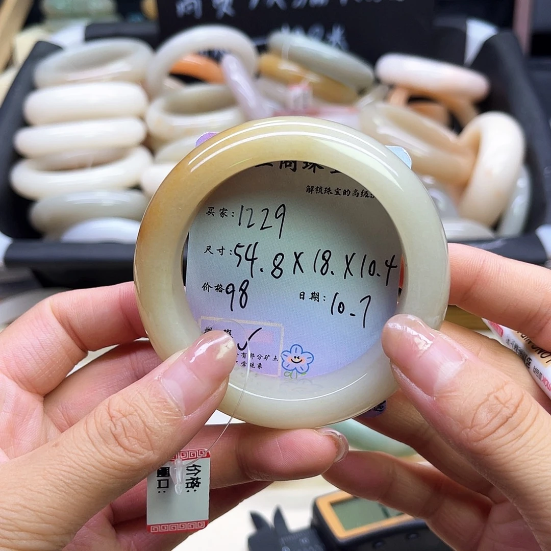 1***.石英岩玉未镶嵌手镯