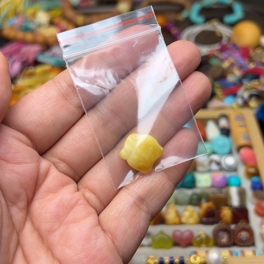 央***措蜜蜡未镶嵌裸石小猫一颗。