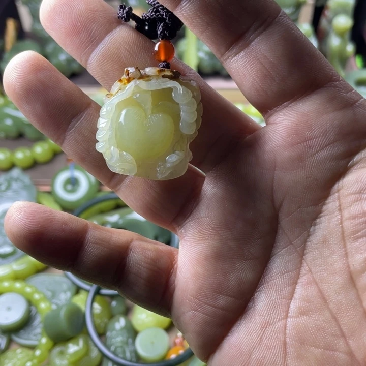 岫岩老玉（透闪石质玉）未镶嵌颈饰