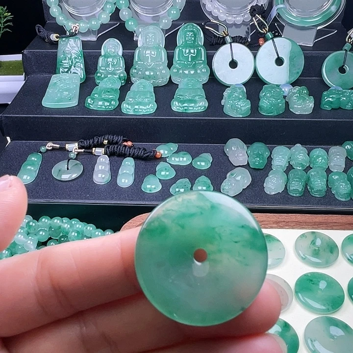 石英质玉未镶嵌颈饰