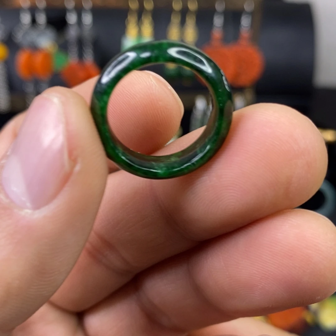 颈饰未镶嵌翡翠戒指