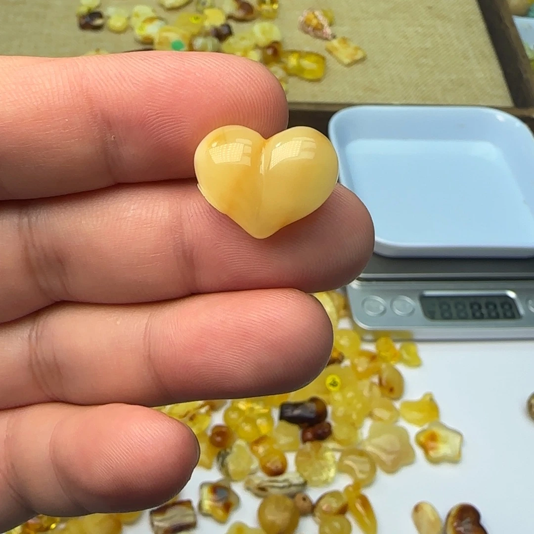 琥珀未镶嵌裸石1.6克