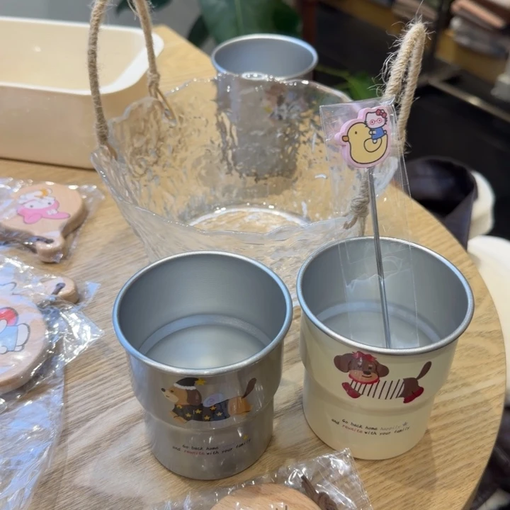 杯子两个玻璃碗搅拌器